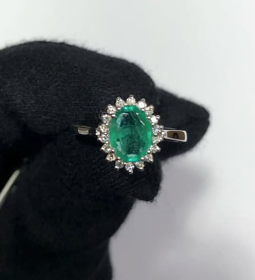 anillo de compromiso con esmeralda y diamantes de Clemencia Peris