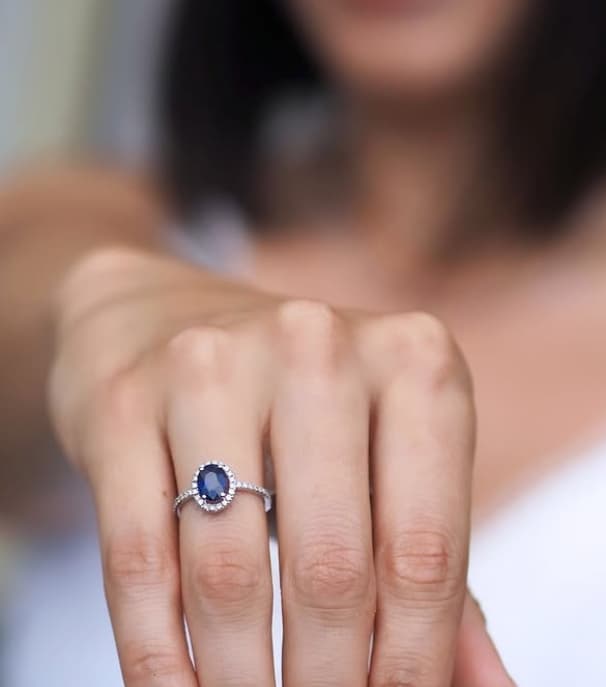anillo de compromiso con zafiro de Clemencia Peris, inspirado en el de Lady Di