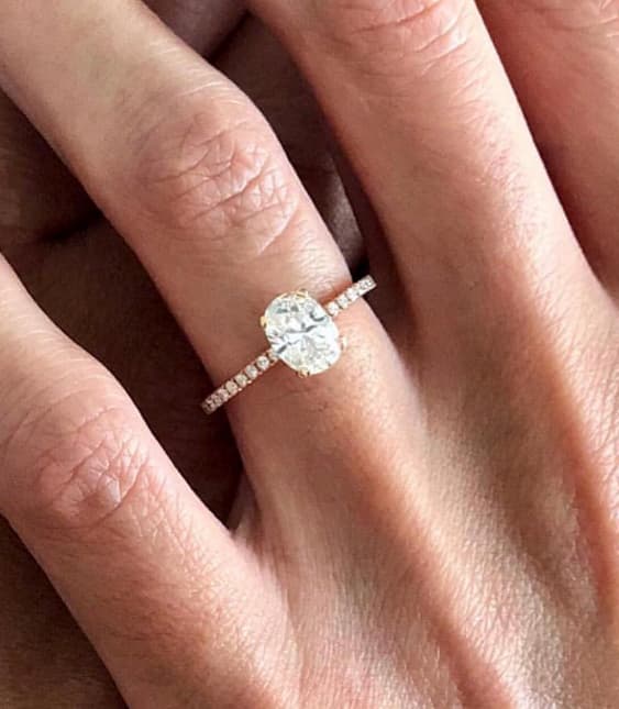 anillo de compromiso con diamante central talla oval y brillantes, inspirado por el anillo de compromiso de Georgina Rodríguez