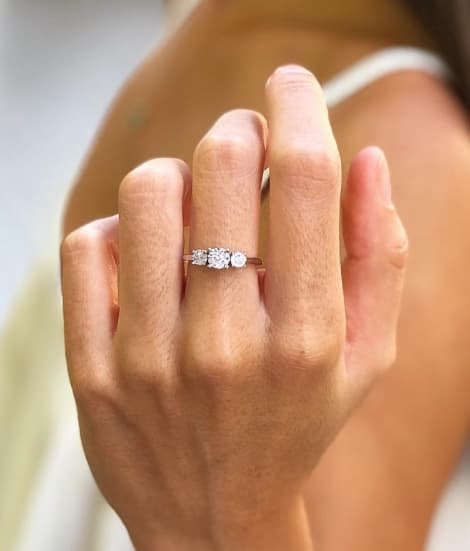 anillo de compromiso de oro blanco y diamantes, inspirado en el anillo de compromiso de Elisabeth Taylor