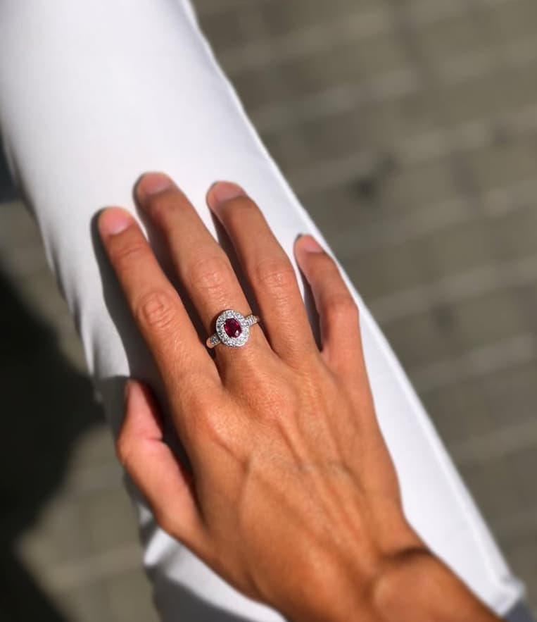 anillo de compromiso de 18ky con rubí y diamantes de Clemencia Peris, inspirado en el anillo de compromiso de Eva Longoria