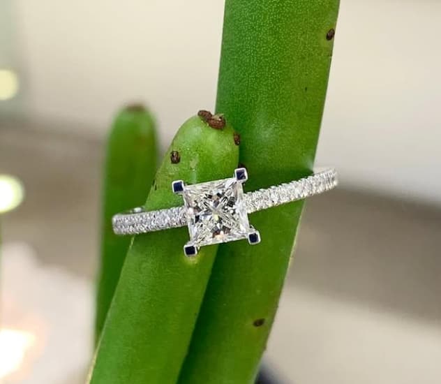 Anillo de compromiso de diamante talla princesa de Clemencia Peris, inspirado en el anillo de compromiso de Meghan Markle