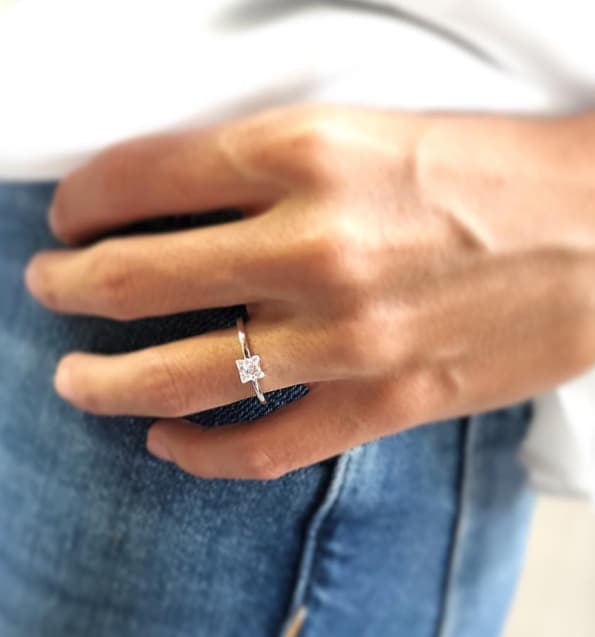Anillo de compromiso solitario en oro blanco con diamante talla princesa de Clemencia Peris, inspirado en el anillo de compromiso de Grace Kelly