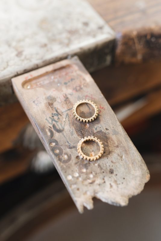 imagen de dos anillos hechos a mano de forma tradicional