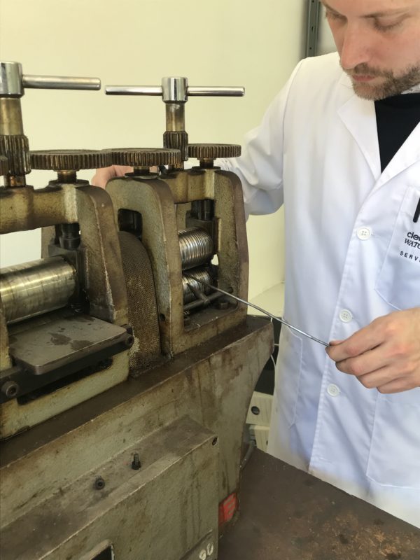 imagen de un hombre utilizando una herramienta tradicional para hacer un anillo a mano