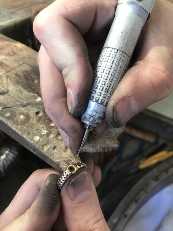 imagen de un hombre haciendo un anillo a mano