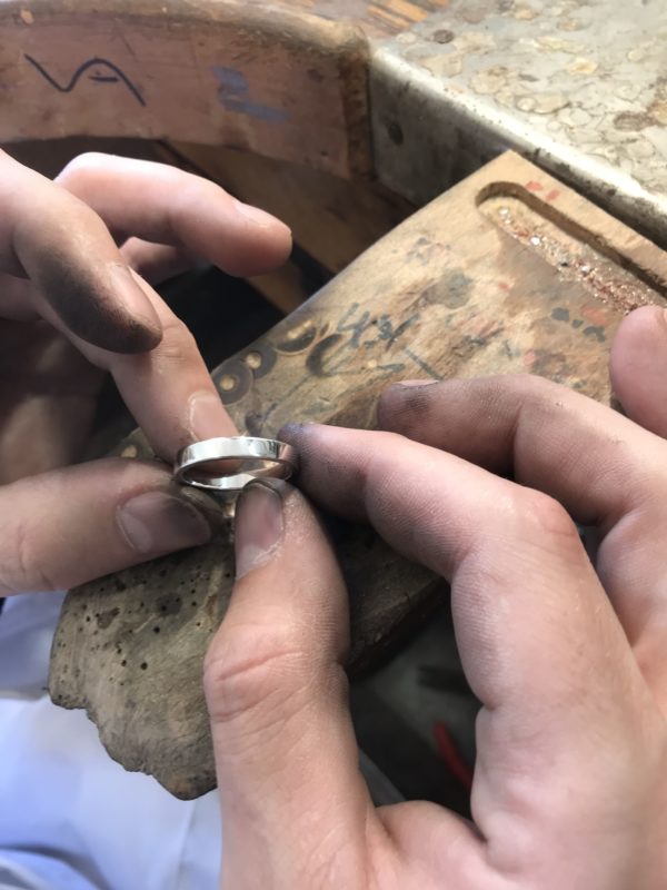 imagen de un anillo hecho a mano terminado