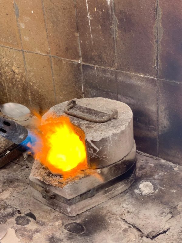 imagen haciendo un anillo artesanal