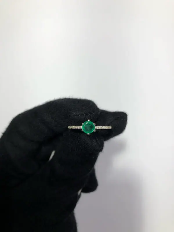 solitario con esmeralda