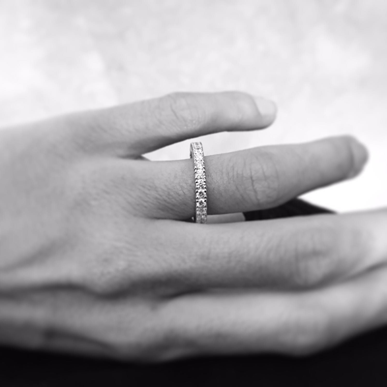 Anillos de compromiso puestos en la mano best sale