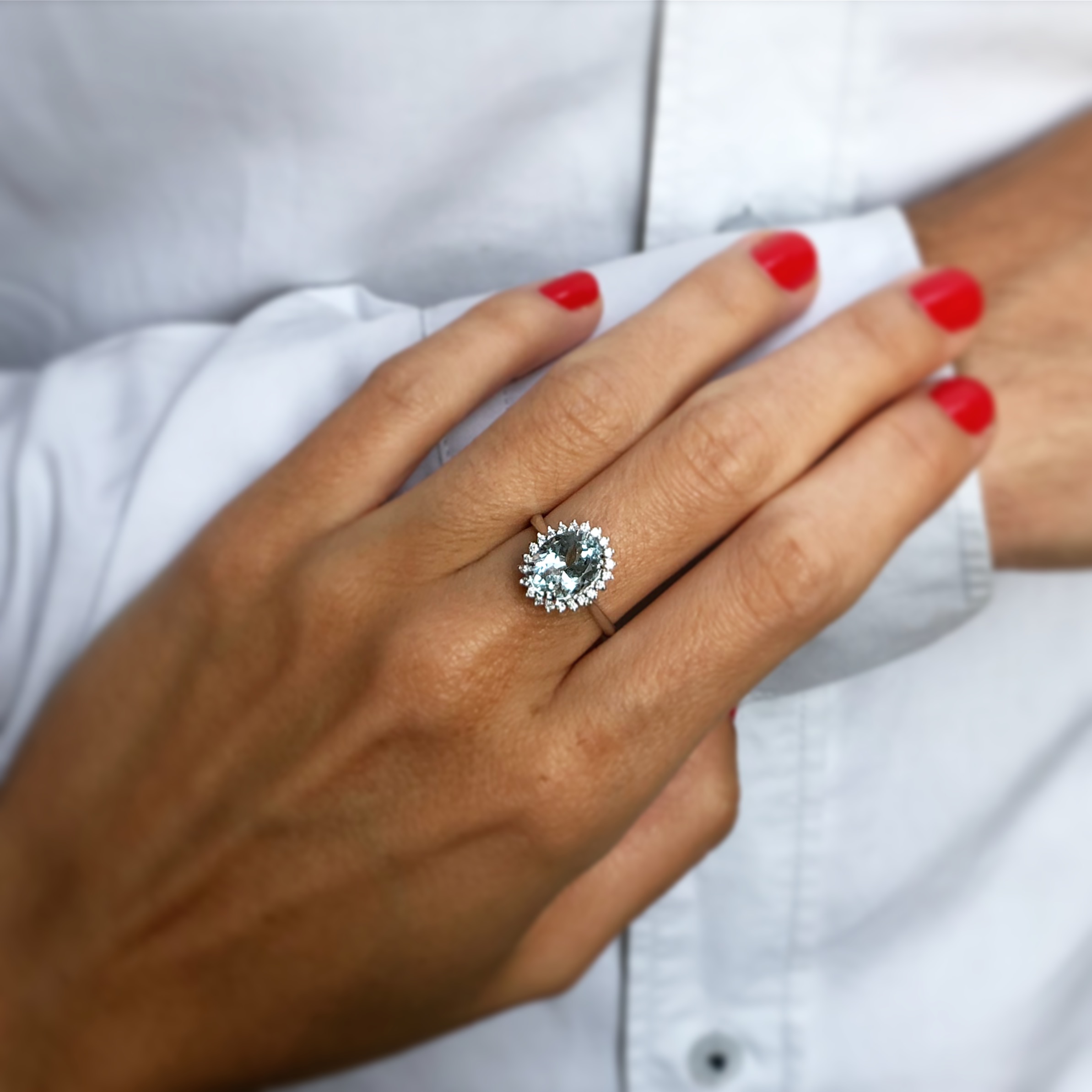 anillo con aguamarina y diamantes