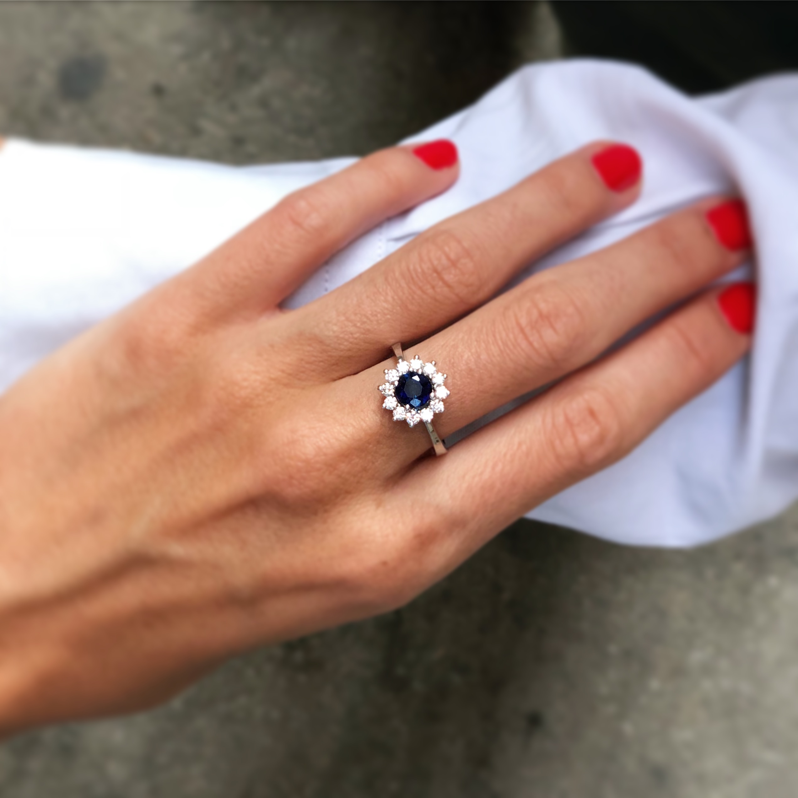 anillo de compromiso con zafiro