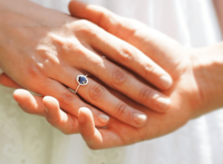 anillo con zafiros azul