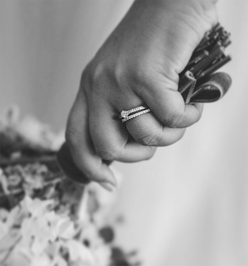 cómo combinar el anillo de compromiso y la alianza de boda