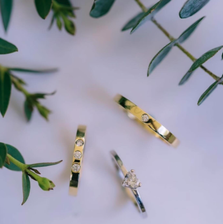 Tres anillos dorados con diamantes.