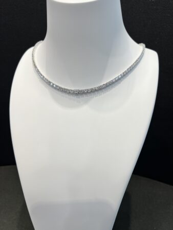 collar tipo gargantilla de oro blanco y diamantes