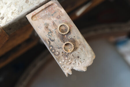 dos anillos de clemencia peris de oro de 18k en el taller