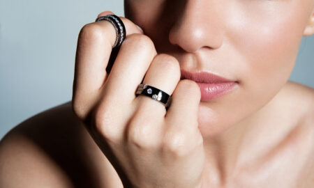 Mujer con anillos de oro negro y diamantes de Clemencia Peris 