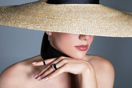 Mujer con pamela y pendientes y anillos de diamantes de clemencia peris