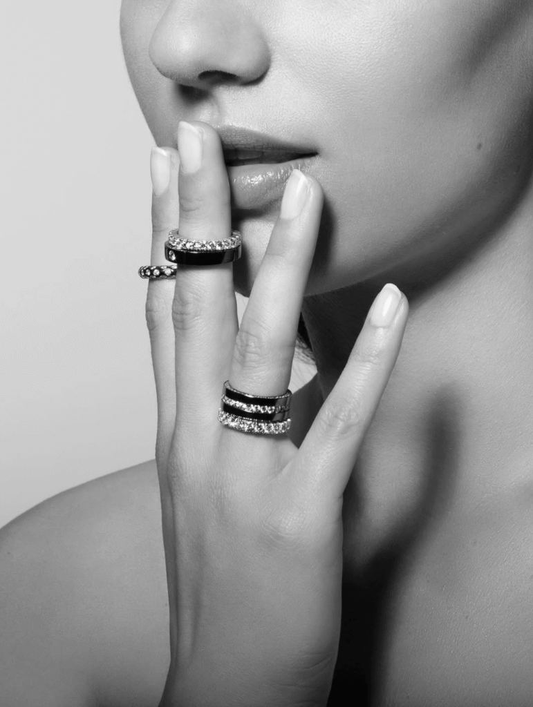 colección de anillos de diamantes y alianzas de diamantes de clemencia peris colocados en la mano de una mujer