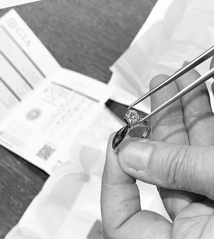 diamante talla brillante con certificado gia montado sobre un brazo de oro blanco de 18kt