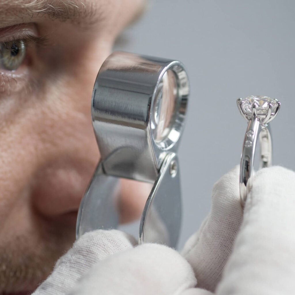 joyero analizando la calidad de un diamante de un solitario de compromiso
