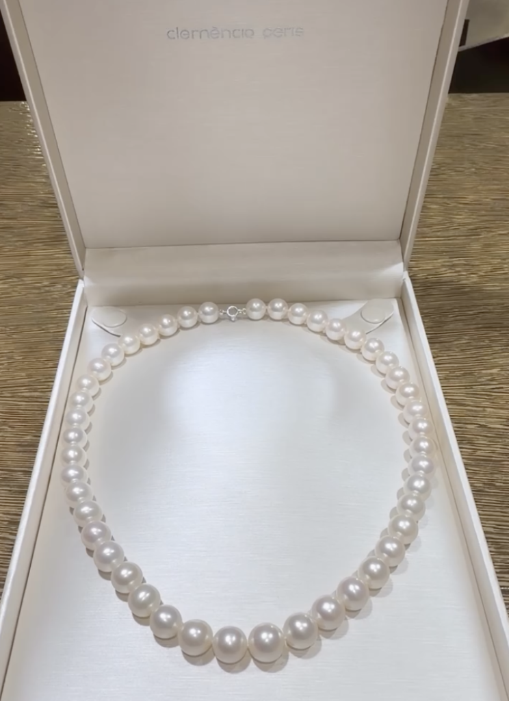 collar de perlas naturales confeccionado artesanalmente por joyeros de clemencia peris, con cierre de oro blanco de 18kt