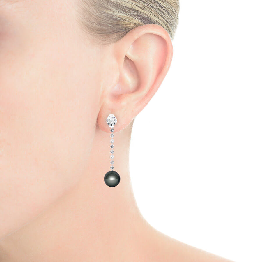 pendientes realizados en oro blanco de 18kt, con cascada de diamantes naturales que acaban con una preciosa perla central oscura de origen natural